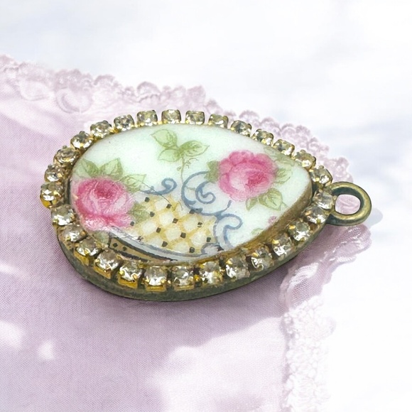 Vintage Teardrop Floral Pendant Necklace W/ Rhinestone Accents & Gold-Tone Chain - Picture 9 of 12